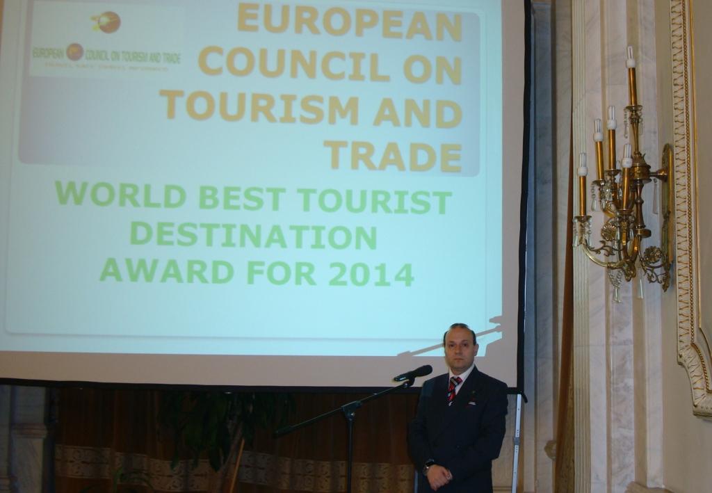 President Anton Caragea declares Zimbabwe as winner of World Best Tourist Destination Award fro 2014