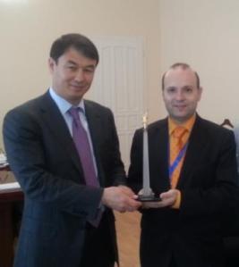 ECTT President receives Shymkent Statue from Akim